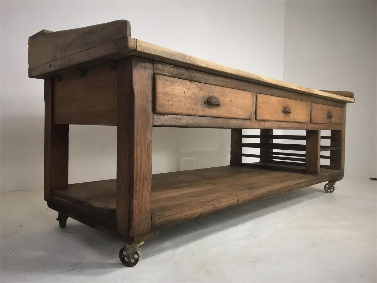 matching kitchen table with bakers rack